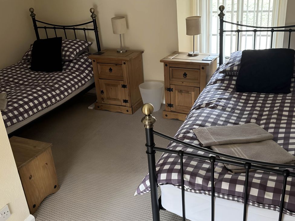 A bedroom with two single beds and bedside tables at Stunning cottage - 3 Bedrooms & 3 Bathrooms