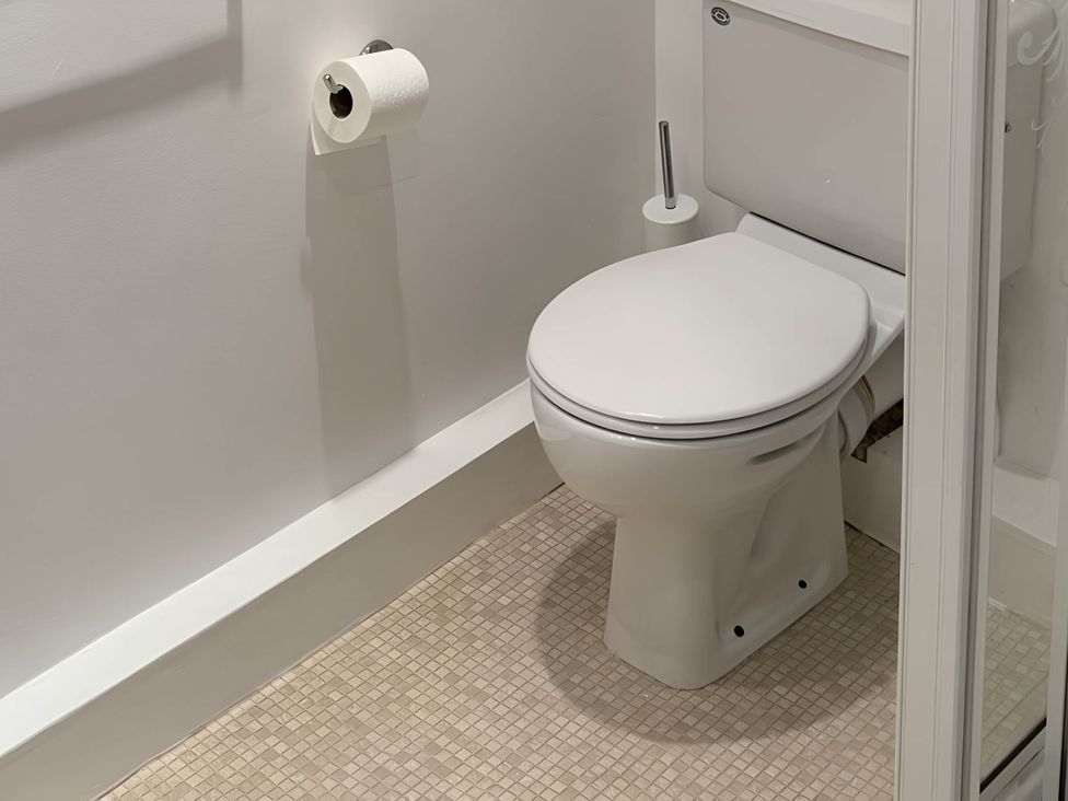 A bathroom with a toilet and toilet paper at Stunning cottage - 3 Bedrooms & 3 Bathrooms