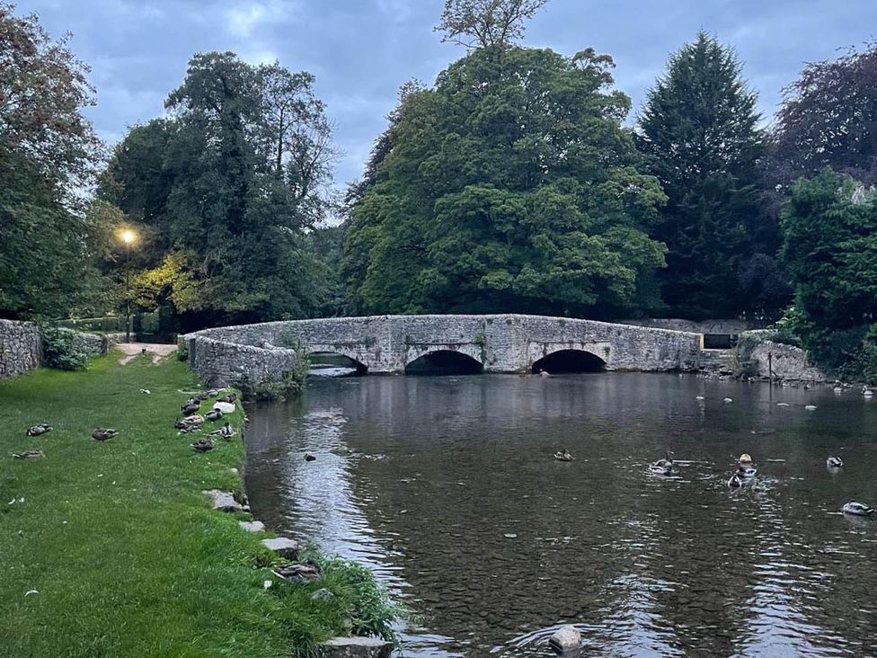 A river with a stone bridge and ducks at Stunning cottage - 3 Bedrooms & 3 Bathrooms