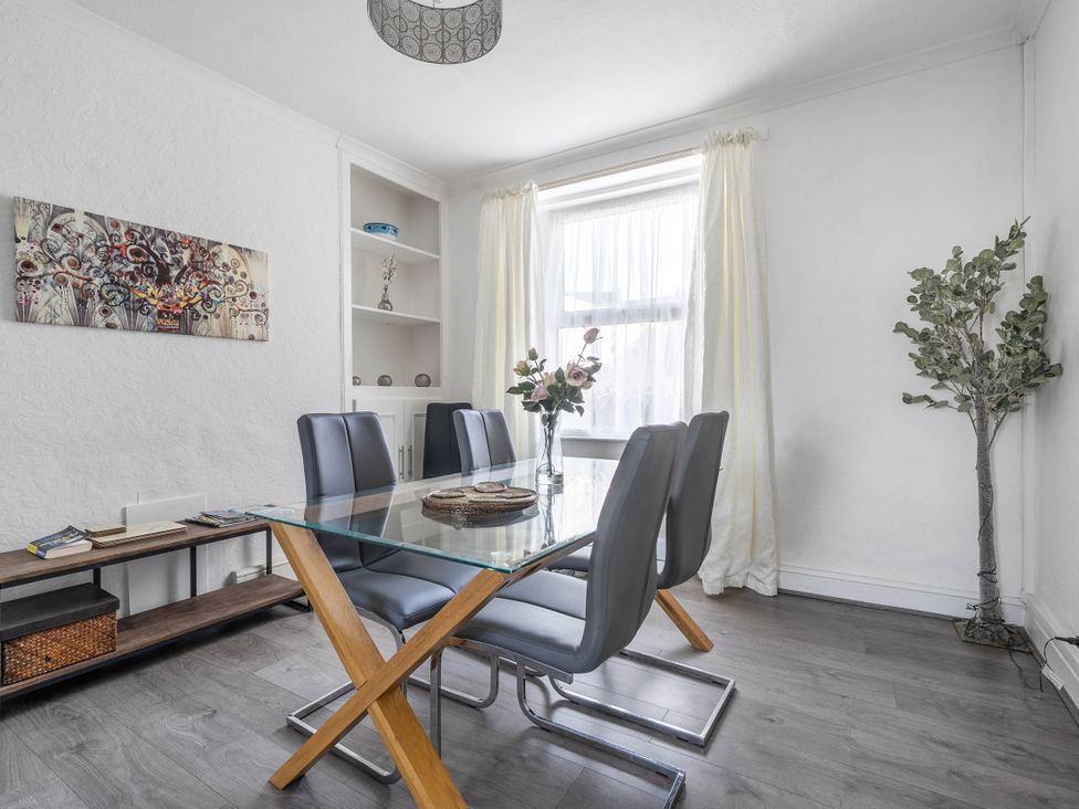A dining room with a glass table and chairs at Torquay - House - Sleeps 6 - Pet Friendly in Torquay