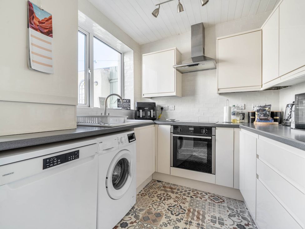A kitchen with washing machine and dishwasher at Torquay - House - Sleeps 6 - Pet Friendly, Torquay