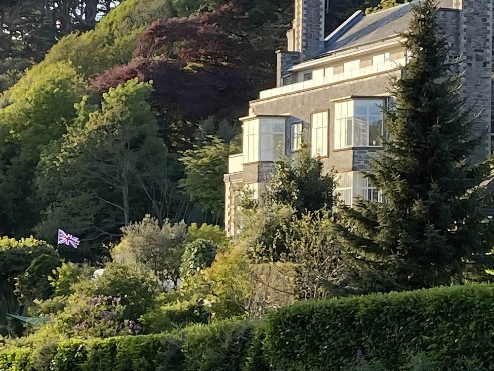 A building surrounded by trees and a garden at Beachside 2-Bed - Sleeps 4, Parking & Pet Friendly, Salcombe