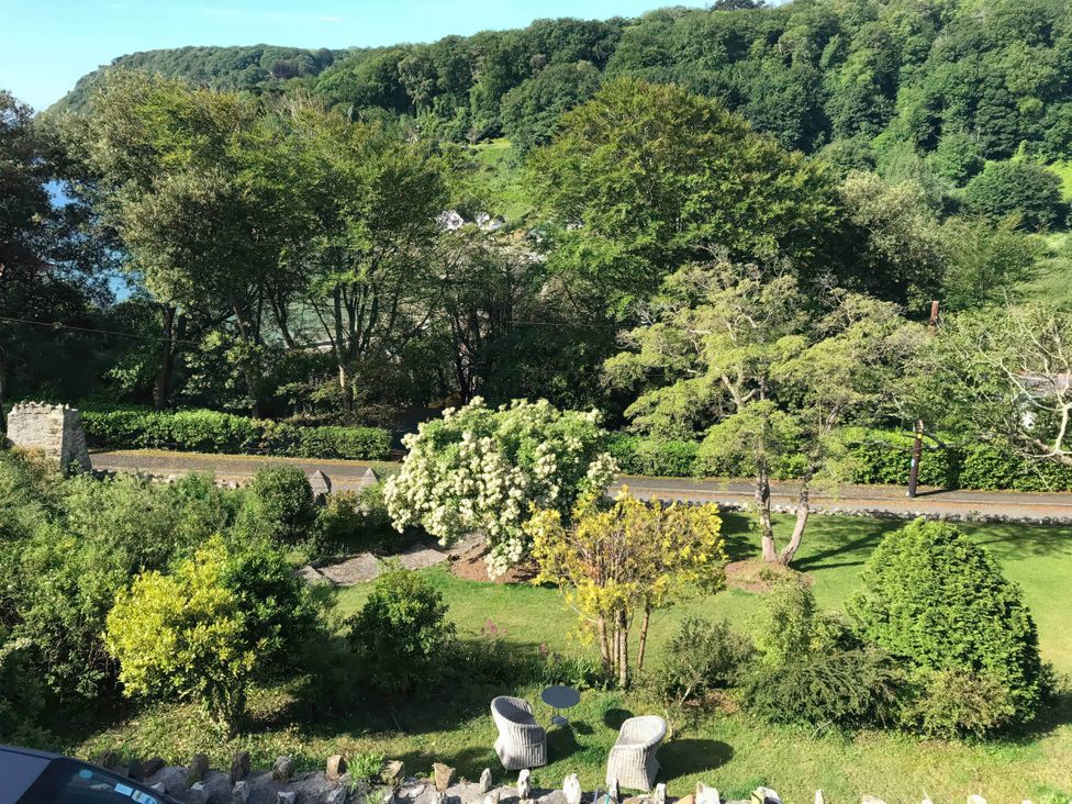 A garden with trees and benches at Beachside 2-Bed - Sleeps 4, Parking & Pet Friendly, Salcombe