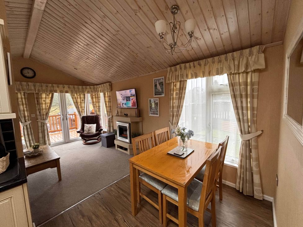 A dining room with a table and chairs at 2 Bed Lodge-Sleeps 4-stunning views -Pet Friendly in Troutbeck