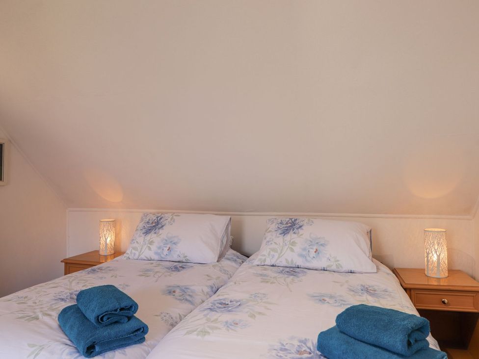 A bedroom with twin beds and towels at Tigh a Phailean in Kyle