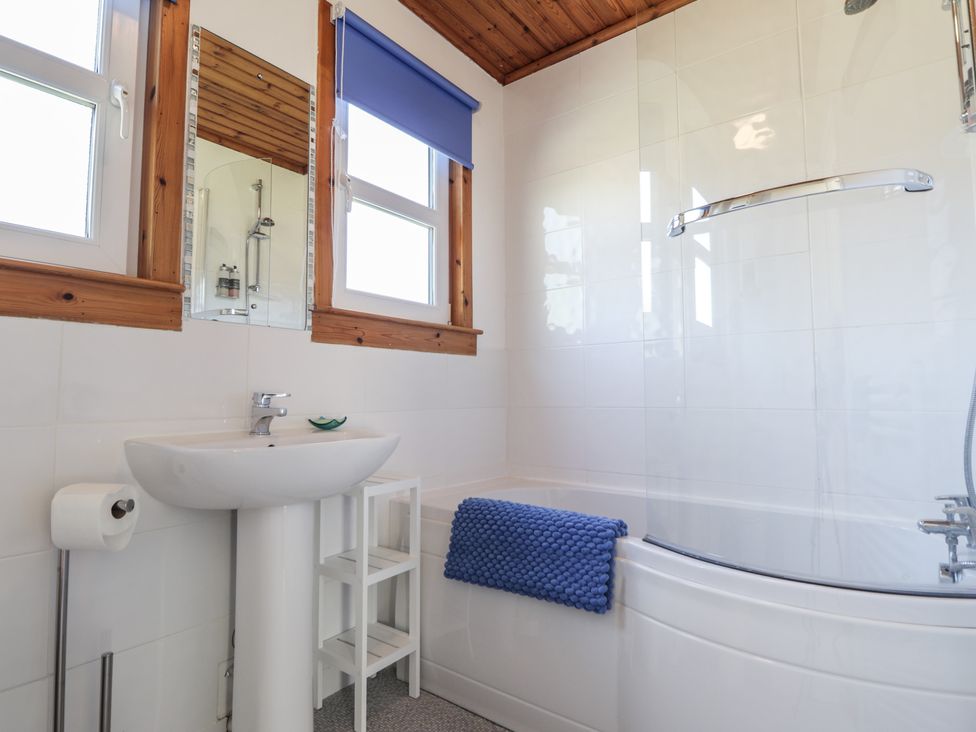A bathroom with sink and bathtub at Tigh a Phailean Letterfearn