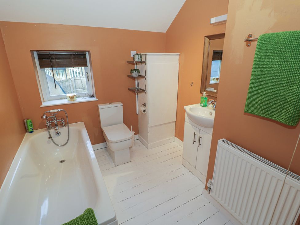A bathroom with a bath, toilet, and sink at Ambercote in Priors Marston near Southam