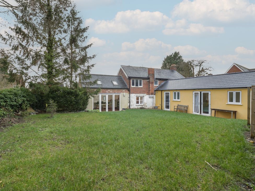 A garden with grass and trees at Ambercote in Priors Marston near Southam
