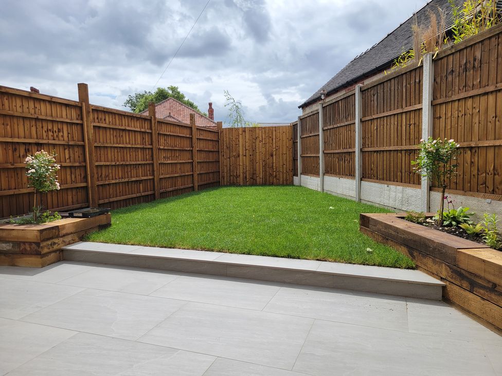 A garden with grass and wooden fence at Naseby House in Morton near Alfreton