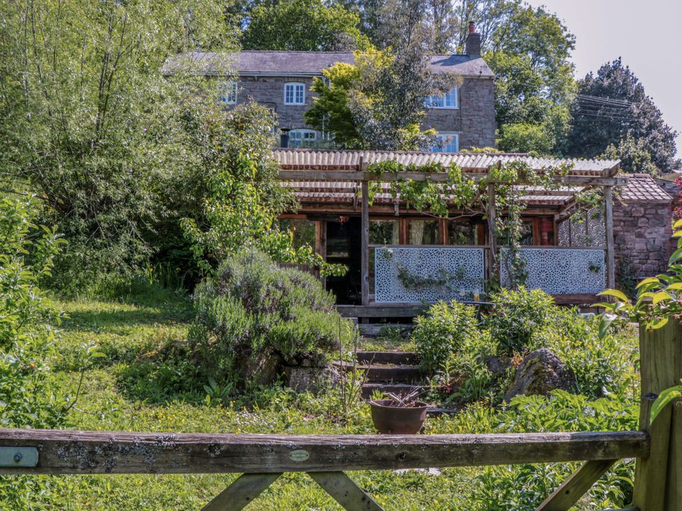 A house with a garden and deck at Ferryman's Lodge in Brockweir