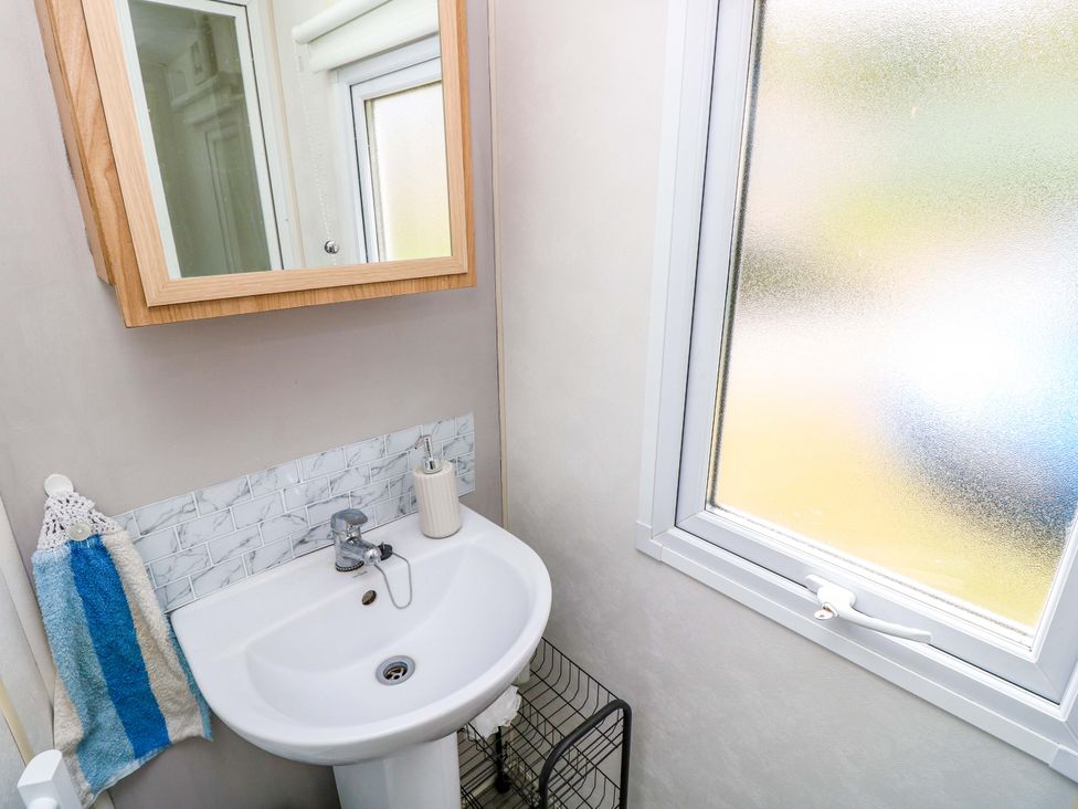 A bathroom with sink and mirror at Caravan in Cowes