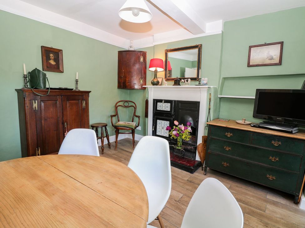 A dining room with a table and chairs at Ivy Cottage in Hartington