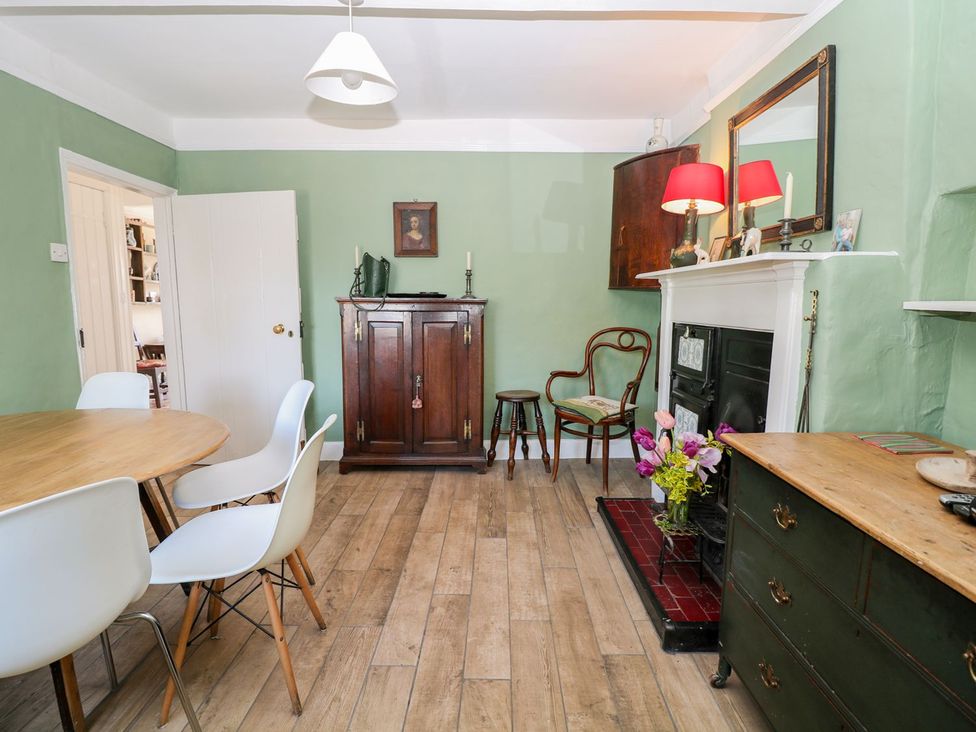 A dining room with a table and chairs at Ivy Cottage in Hartington