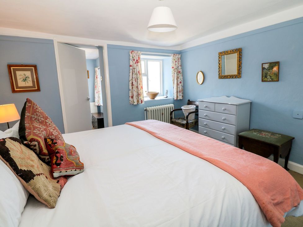 A bedroom with a bed and dresser at Ivy Cottage in Hartington