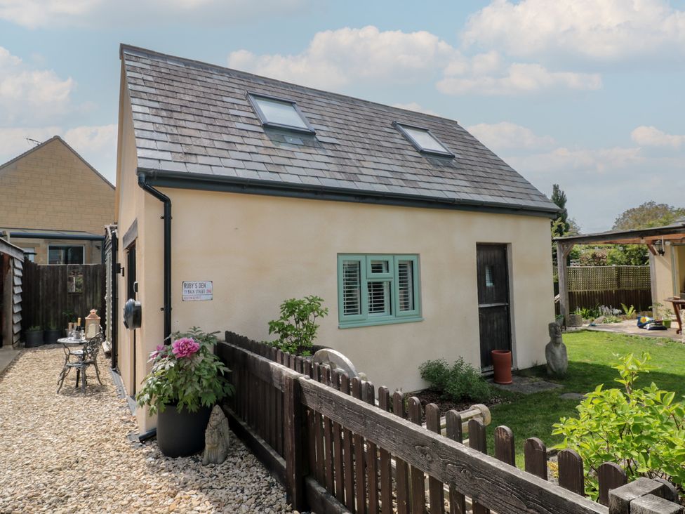 A house with a fence and garden at Ruby’s Den in Ashton Keynes