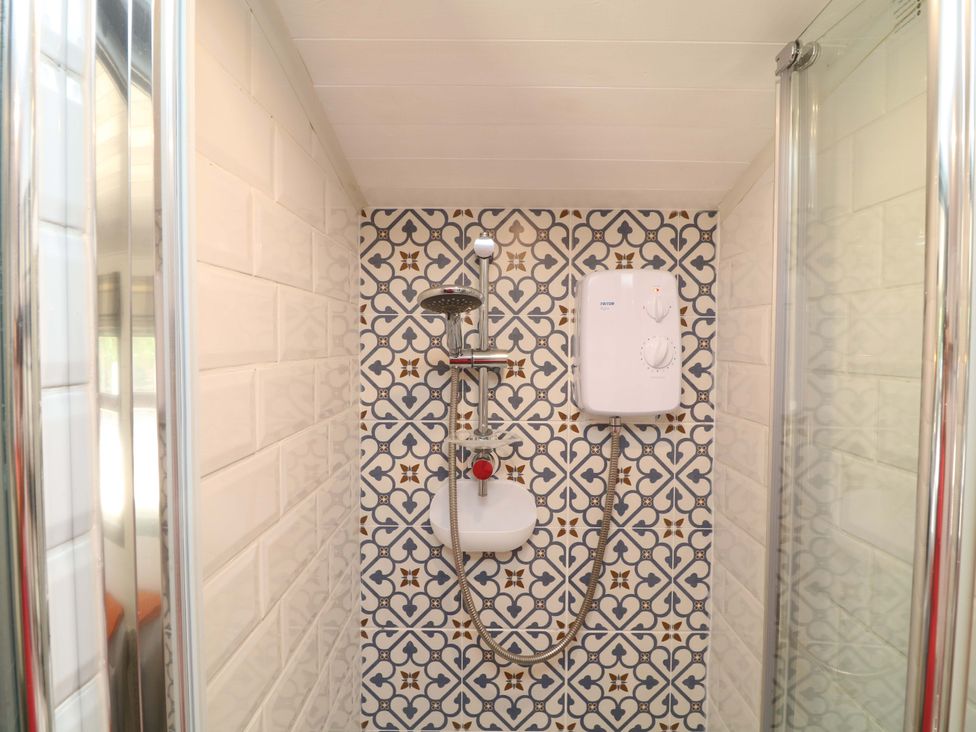 A shower with a decorative wall at Shepherds Hut in South Hykeham
