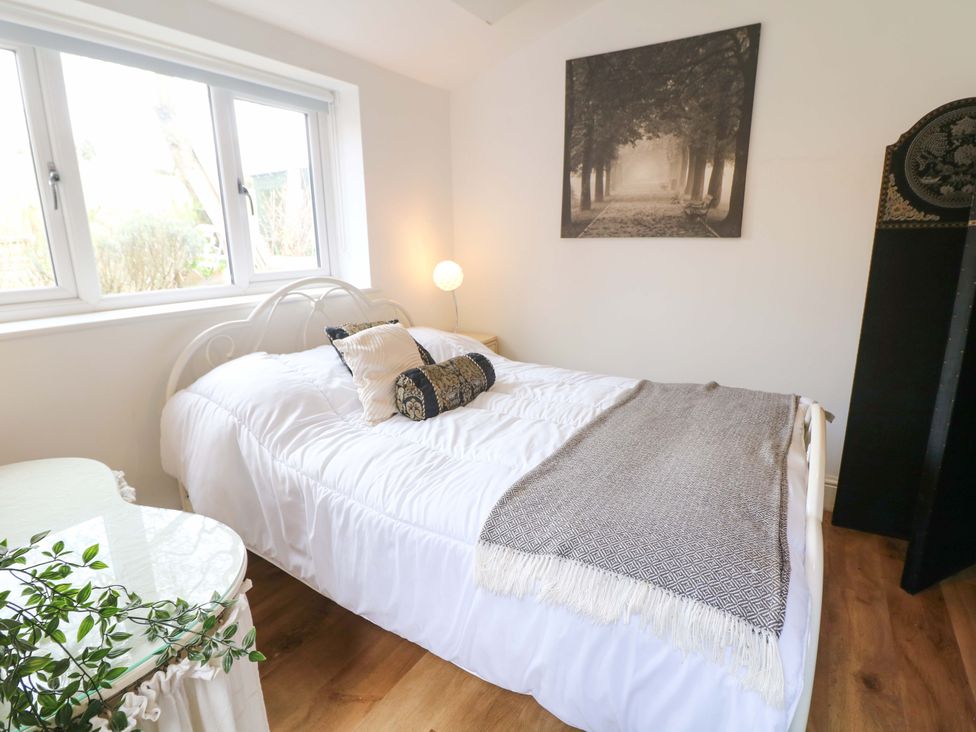A bedroom with bed, pillows and a lamp at Glenside Lodge in Chapel-En-Le-Frith