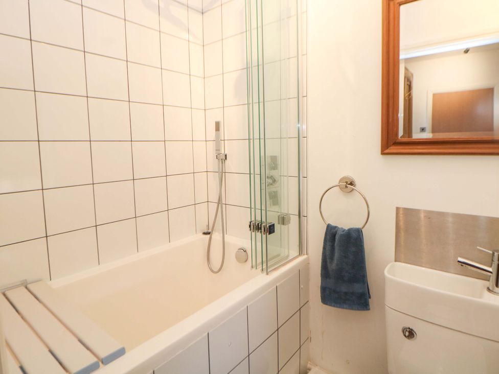 A bathroom with a bathtub and sink at Glenside Lodge, Chapel-En-Le-Frith