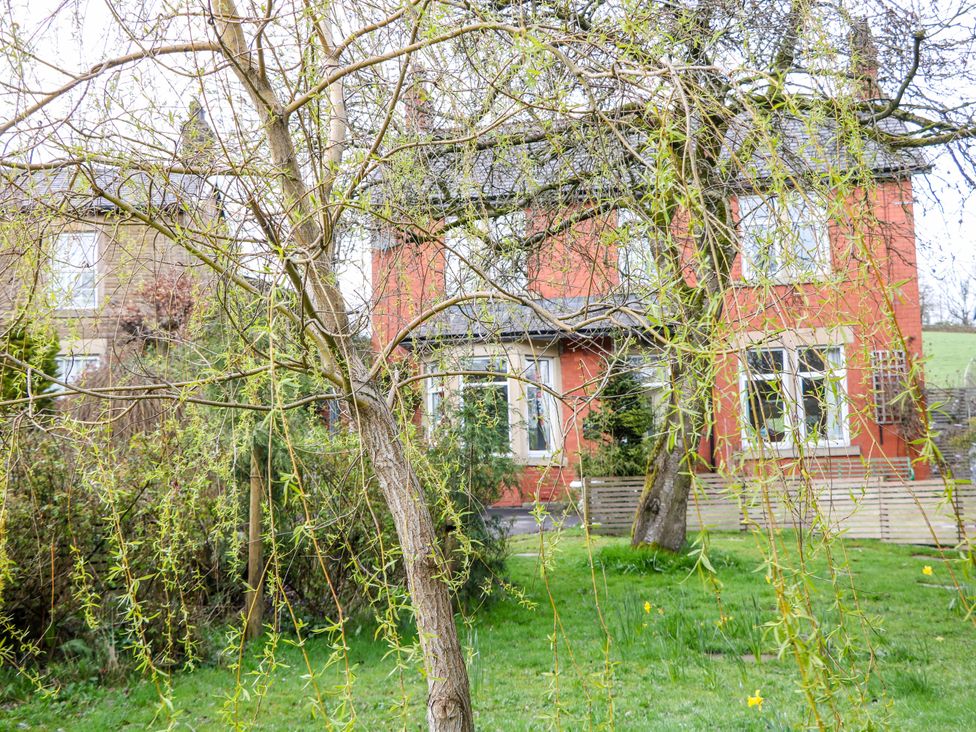 A house with garden and tree at Glenside Lodge in Chapel-En-Le-Frith