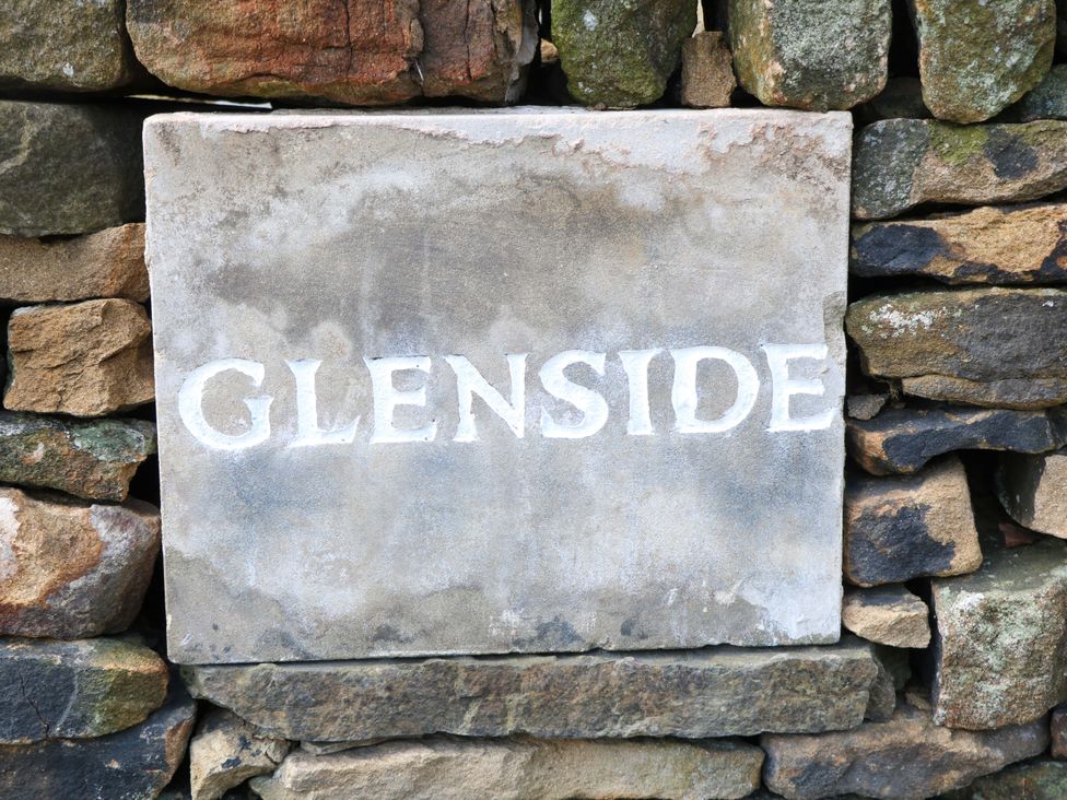 A stone sign with the name Glenside at Glenside Lodge in Chapel-En-Le-Frith