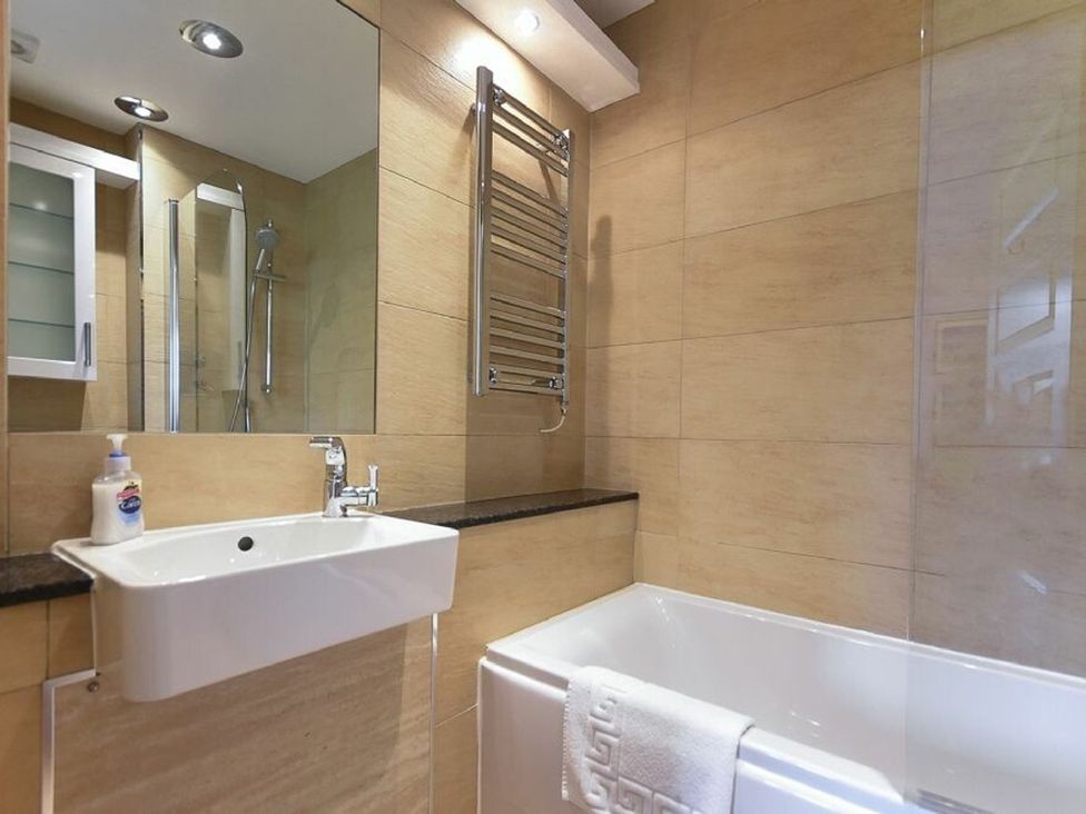 A bathroom with a washbasin and bathtub at Northrawe in Bamburgh