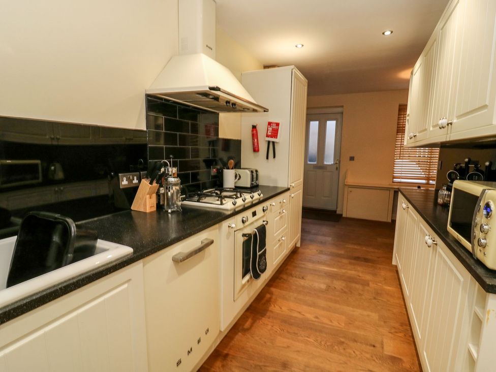 A kitchen with appliances and cabinets at Blacksmiths Retreat in York