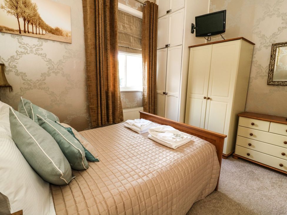 A bedroom with a bed and a wardrobe at Blacksmiths Retreat in York