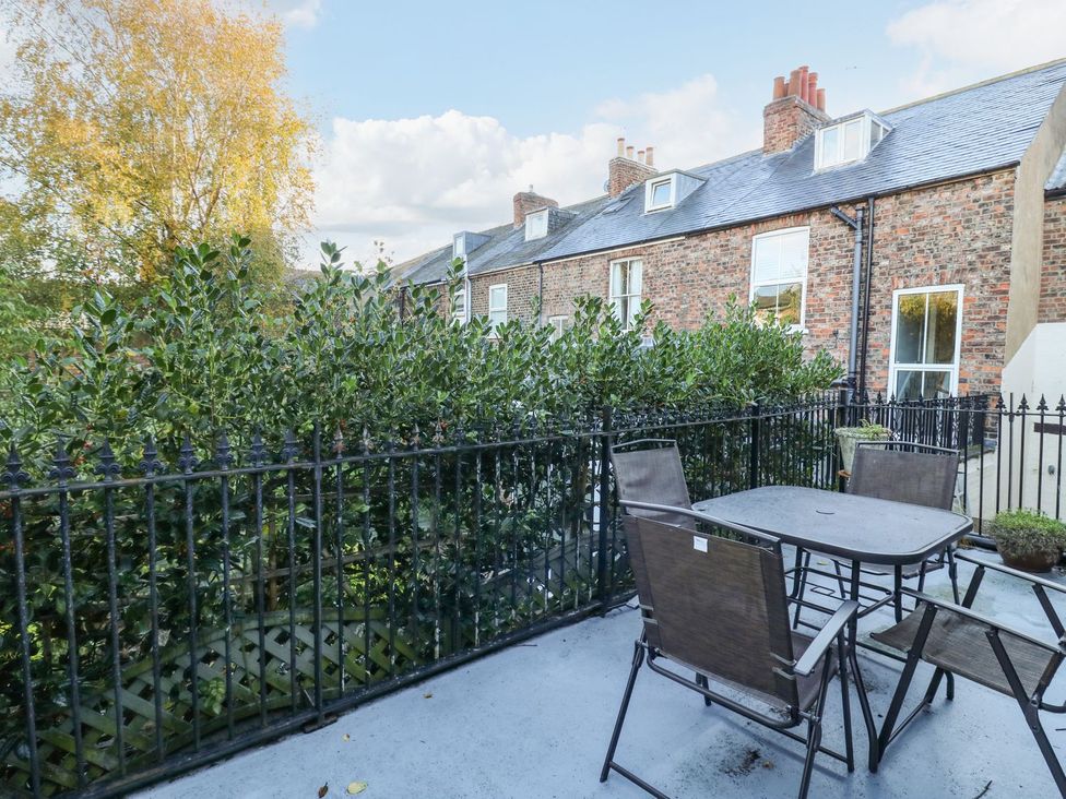 A garden with a table and chairs at Blacksmiths Retreat in York