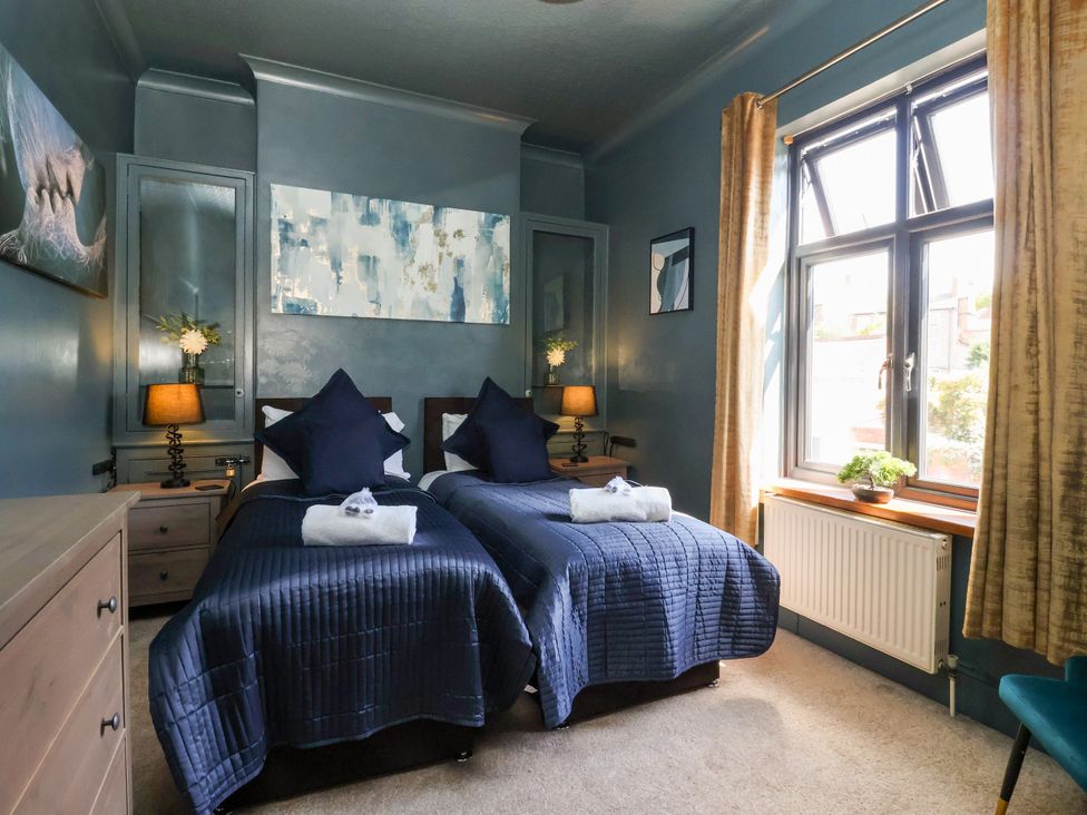 A bedroom with twin beds and a window at Blacksmith Mews, York