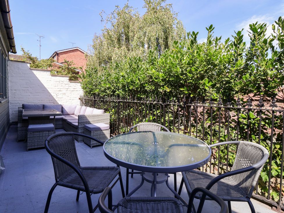 A balcony with outdoor furniture at Blacksmith Mews in York