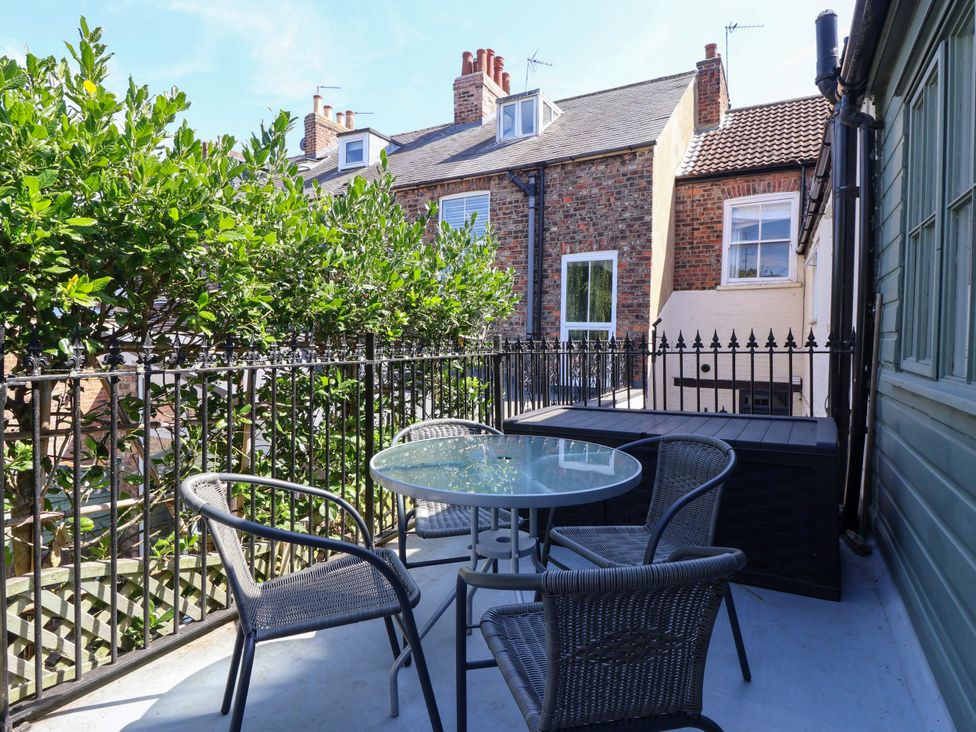 A patio with table and chairs at Blacksmith Mews in York