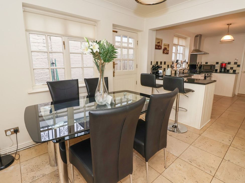 A dining room with a table and chairs at Blacksmiths Mews York