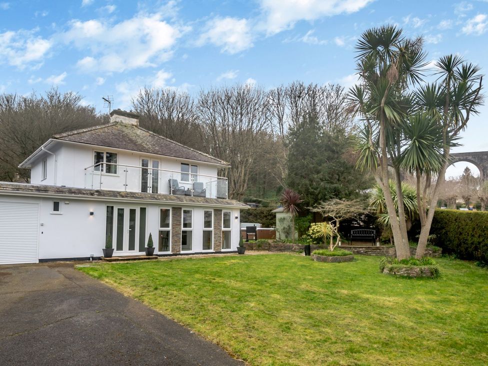 A house with garden and balcony at Broadsands in Paignton