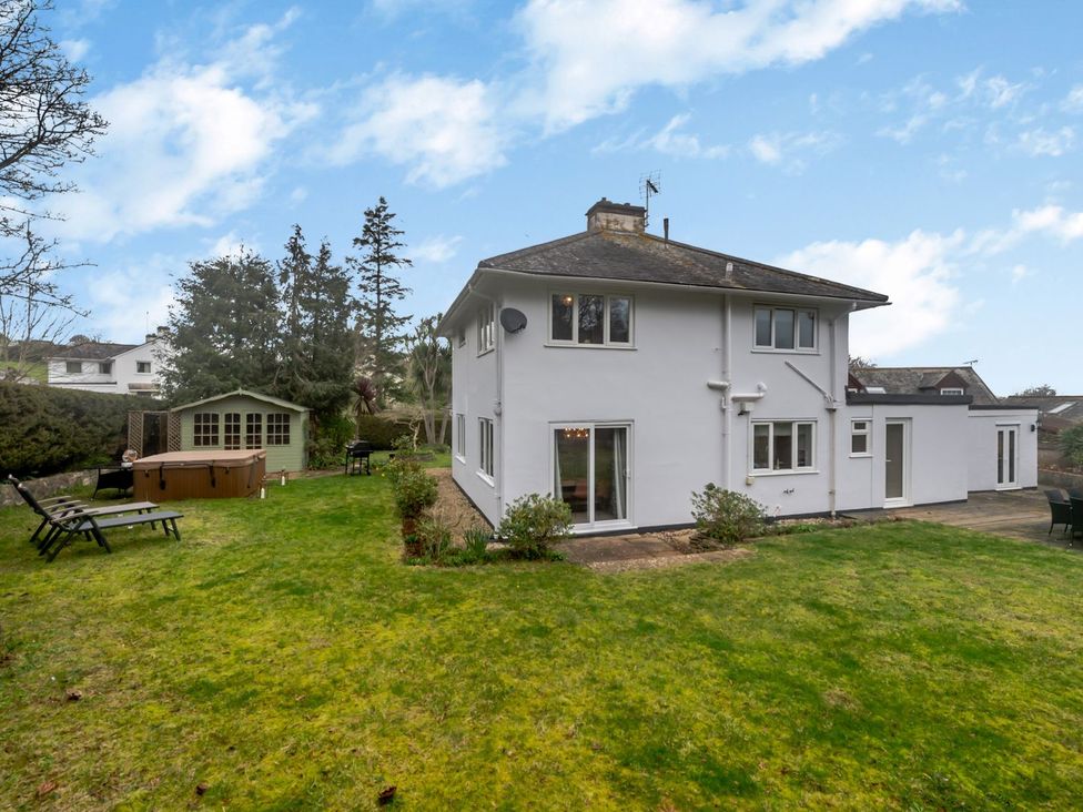 A house with a garden and hot tub at Broadsands in Paignton
