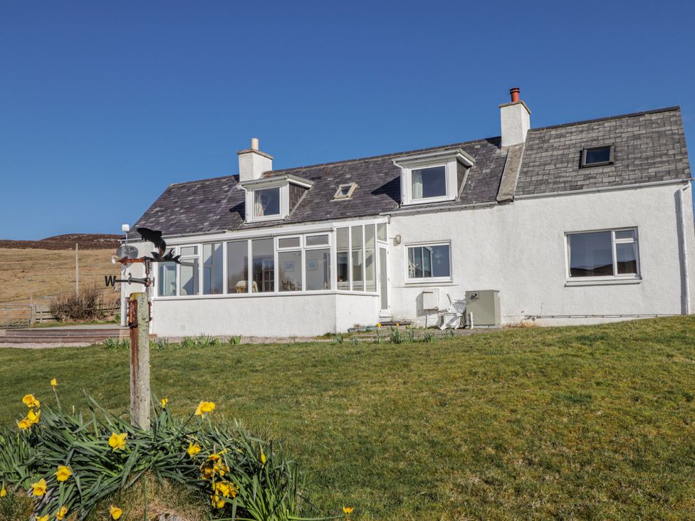 A house with garden and flowers at An Grianan in Kinlochbervie