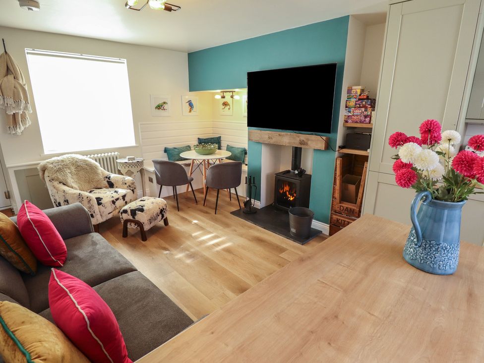A living room with a sofa and chairs at 4 Eve Street in Louth