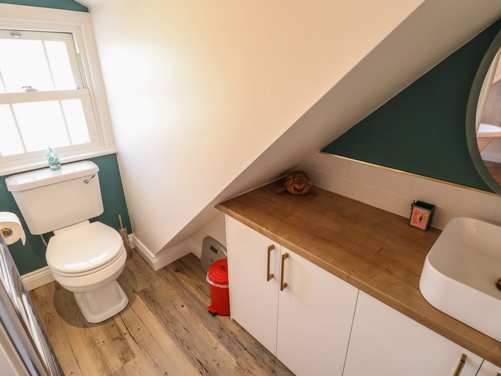 A bathroom with a toilet and wash basin at 4 Eve Street in Louth