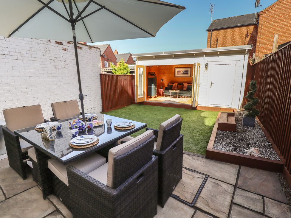 A garden with a dining table and chairs at 4 Eve Street in Louth