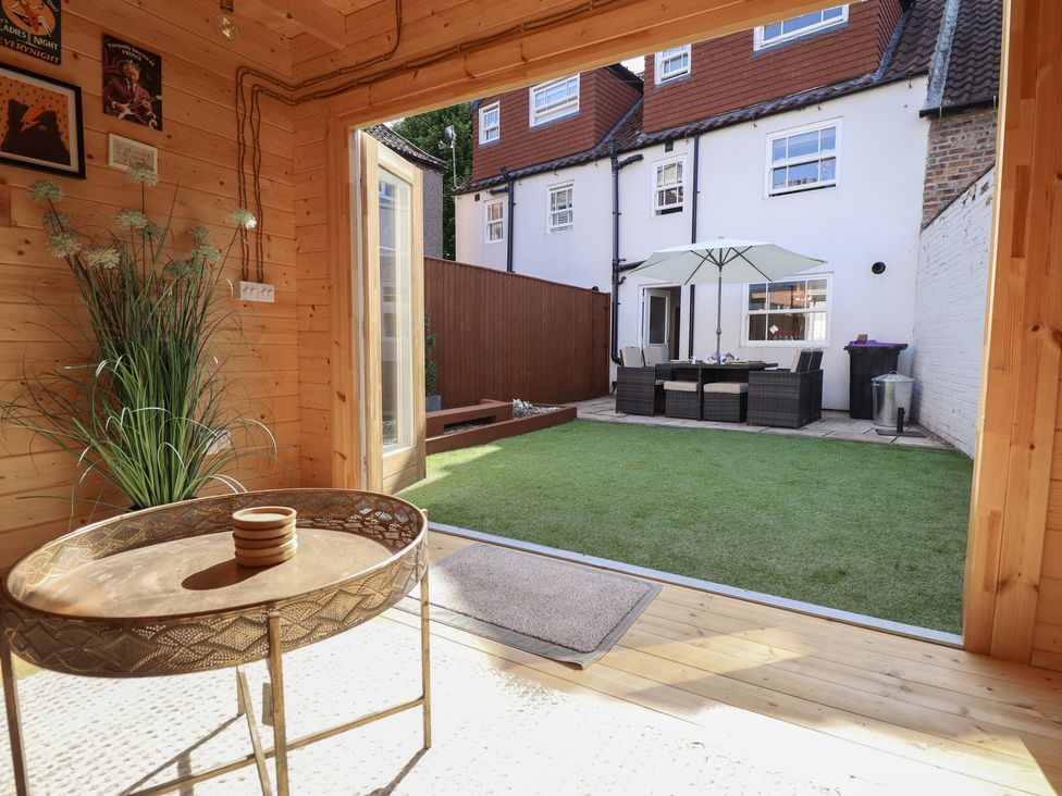 A garden room with a view of a patio at 4 Eve Street in Louth