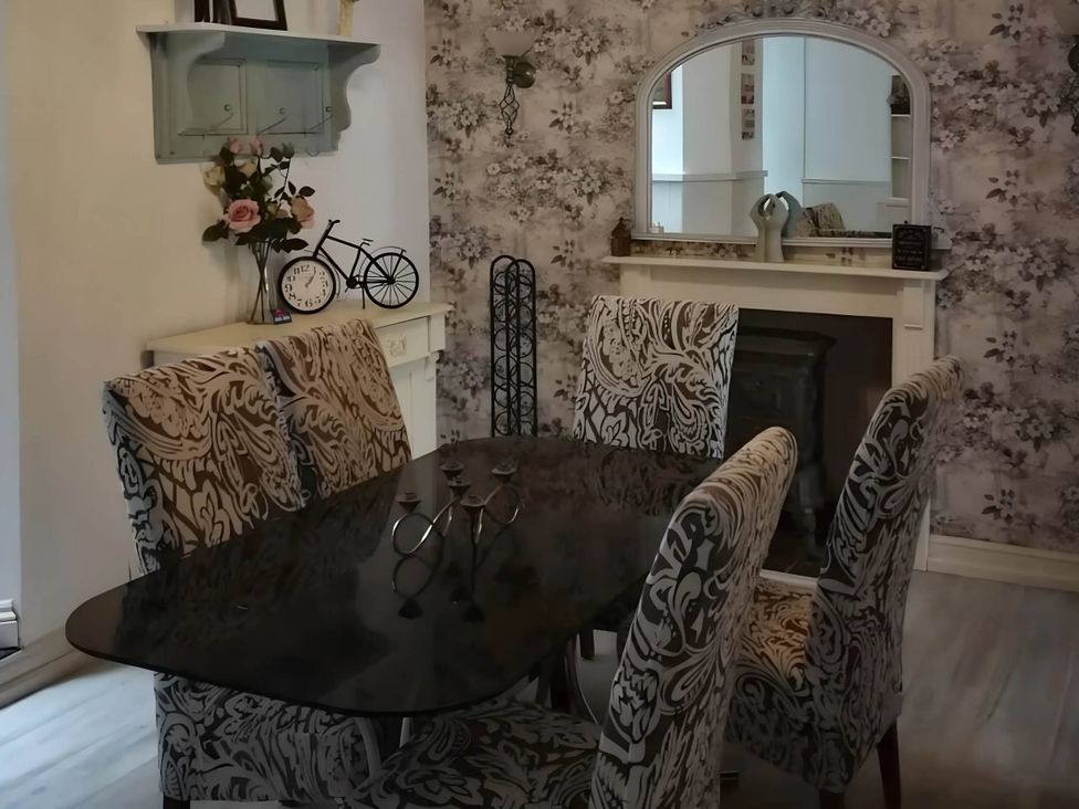 A dining room with a table and chairs at House - Sleeps 7 - Garden - Pets Ok - Parking in Torquay
