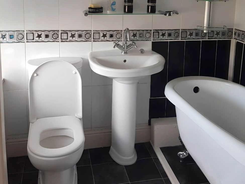A bathroom with a toilet, sink, and bathtub at House - Sleeps 7 - Garden - Pets Ok - Parking, Torquay