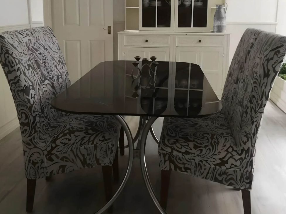 A dining room with a table and chairs at House - Sleeps 7 - Garden - Pets Ok - Parking in Torquay