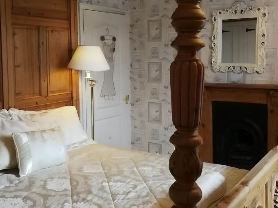 A bedroom with a bed and lamp at House - Sleeps 7 - Garden - Pets Ok - Parking in Torquay