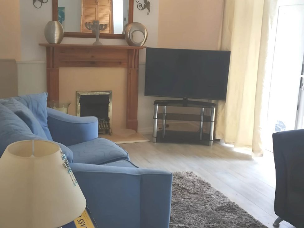 A living room with a sofa and television at House - Sleeps 7 - Garden - Pets Ok - Parking, Torquay
