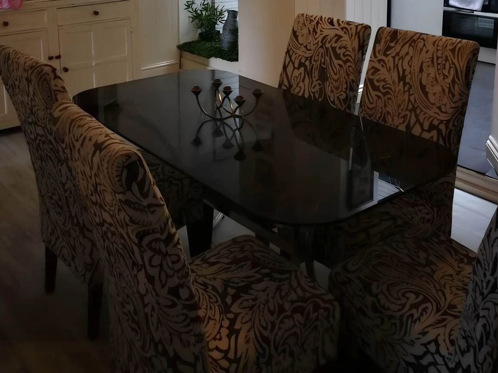 A dining room with a table and chairs at House - Sleeps 7 - Garden - Pets Ok - Parking in Torquay