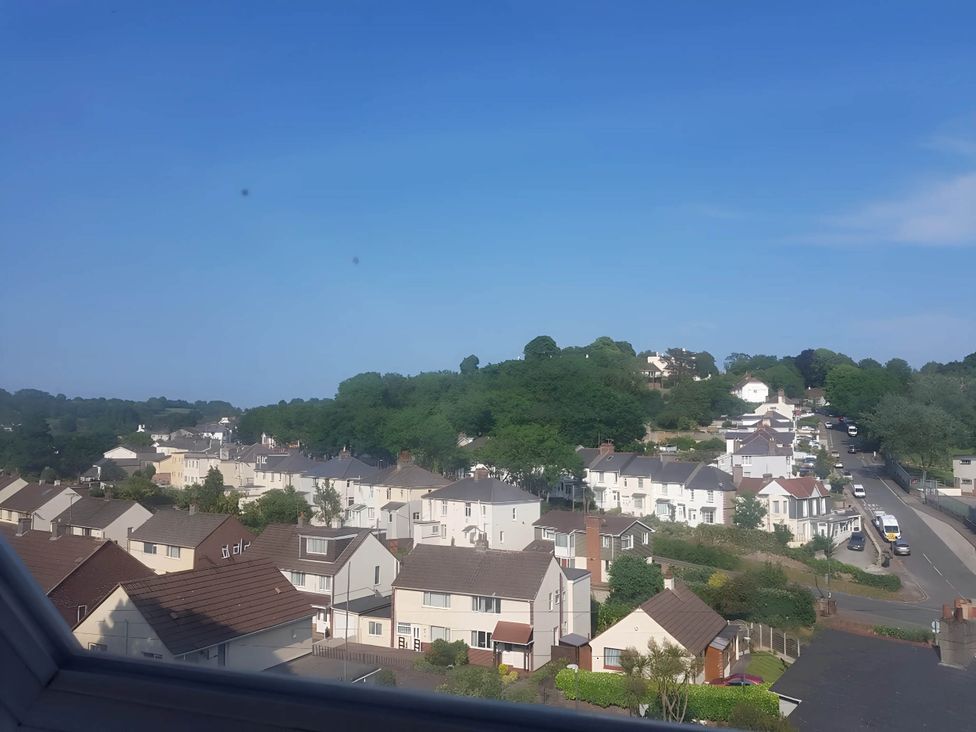 A view of houses and trees from above at House - Sleeps 7 - Garden - Pets Ok - Parking in Torquay