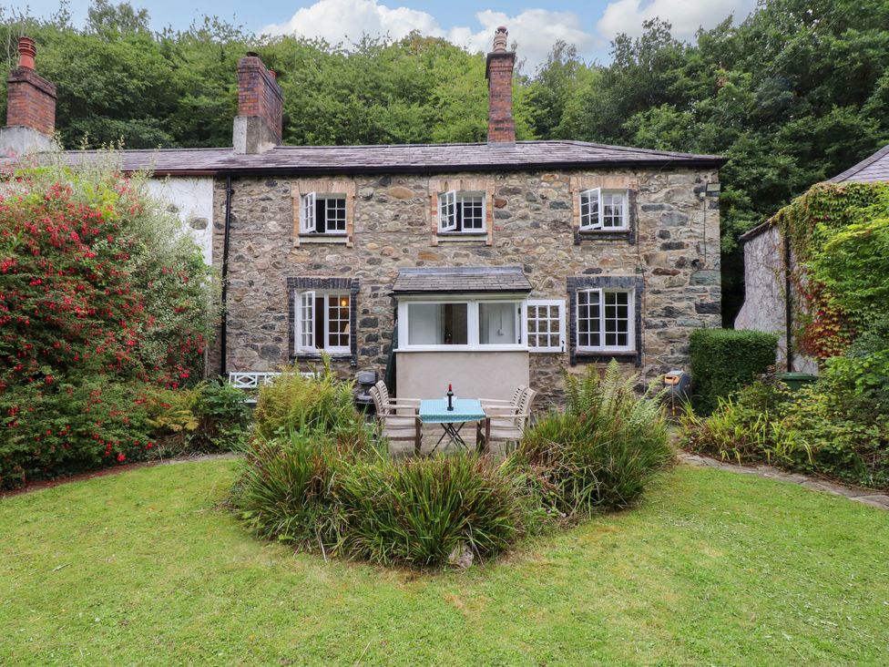 A house with a garden and seating area at 3 Tre Felin in Llandygai near Bangor