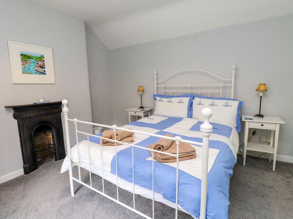 A bedroom with a bed and bedside tables at 3 Tre Felin in Llandygai near Bangor