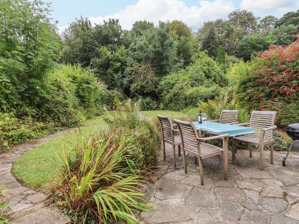 A garden with a table and chairs at 3 Tre Felin in Llandygai near Bangor