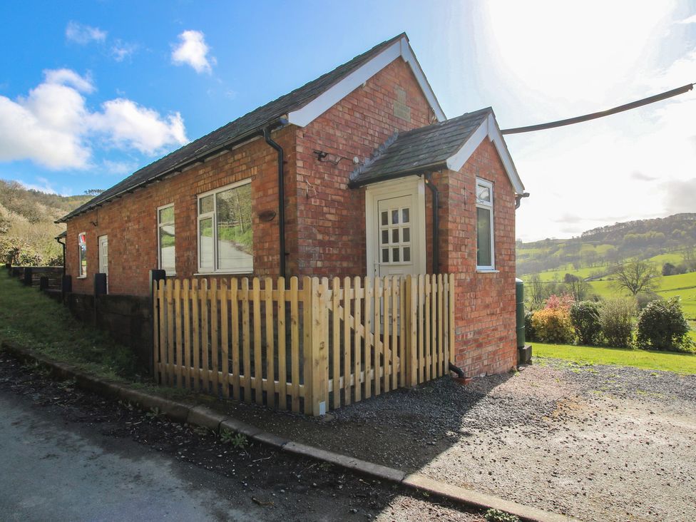 A house with fence and windows at Spring Bank in Llanfyllin